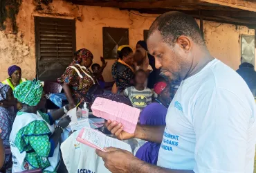 LES VOLONTAIRES COMMUNAUTAIRES ONU SOUTIENNENT LA CAMPAGNE DE VACCINATION EN GUINÉE