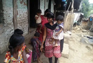 A volunteer helps malnourished children in Thane-Palghar district in Maharashtra. (UNV, 2016)
