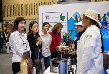 Fully funded Korean national, Ae Young is a UN Volunteer with UN Women who supports the Raíces: Mujeres sembradoras del cambio project in Colombia.