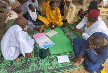 Abdel Madjid Guilda (in yellow) in a consultation session with the farmers of Ngalamia, an island village in the Lake region.