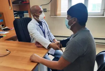 Le Dr Shanti Bahadur Thapa examine un patient au dispensaire de l'ONU à Bamiyan, en Afghanistan.