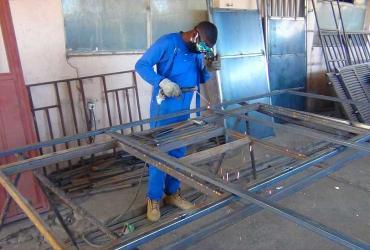 Felix Celestino is learning civil construction metal working through an apprenticeship made possible by the UNDP-supported Saber Fazer project. 