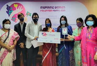 Winner of the Inspiring Women Volunteer Award 2021 in Bangladesh, Ms Tahiatul Jannat (centre), receiving the award. 