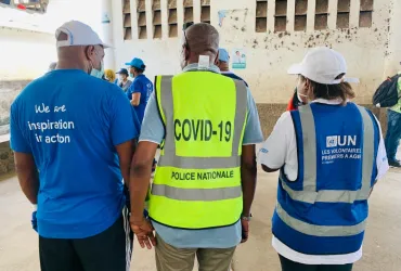 To prevent the spread of COVID-19, UNDP donated personal protective equipment in Comoros, including masks, gloves and hand sanitizer to volunteer committees on the frontline of the fight against the pandemic.