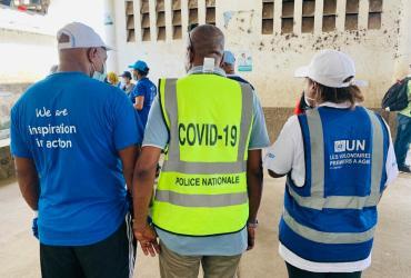 To prevent the spread of COVID-19, UNDP donated personal protective equipment in Comoros, including masks, gloves and hand sanitizer to volunteer committees on the frontline of the fight against the pandemic.