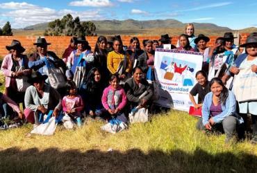 Giovanna Urquizo, Voluntaria ONU Comunitaria con ONU Mujeres Bolivia (al frente a la izquierda) junto a miembros de su comunidad, quienes asistieron al espacio de diálogo sobre consolidación de la paz y equidad de género, en el departamento de Chuquisaca en Bolivia. 
