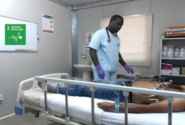 UN Volunteer Medical Doctor Daniel Bukasa providing medical care to a MINUSCA staff member in the Central African Republic.
