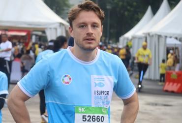 UN Volunteer Calvin Koenig (Switzerland) was part of the UN team for the Jakarta Marathon in 2022. The team ran for Sustainable Development Goal 14, life below water.