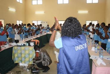Marie-Noel (derecha) formando a 30 jóvenes tejedores de la paz en el consejo de Kye-Ossi, en la región meridional del Camerún, en febrero de 2022.