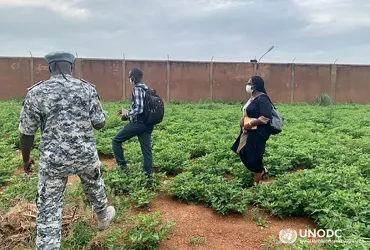 UN Volunteer Paralegal Assistants visiting the Prison de Haute Sécurité in Ouagadougou, Burkina Faso. 