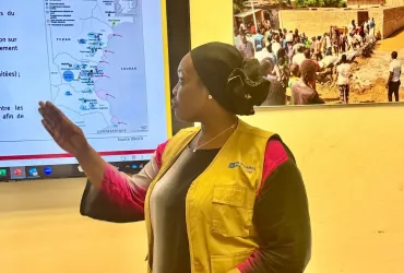 Hadjé Haoua Abakar, UN Volunteer with UNDP, gives a presentation on project 'Nexus'in Chad. 