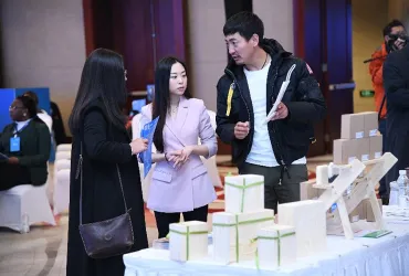 UN Volunteer Zhu Liu (centre) worked with UN Women on the #SheBouncesBack themed exhibition to showcase the stories of women entrepreneurs.