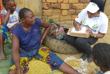 UN Volunteer Michèle Diane Karambiri (right) sensitizing female heads of households on the importance of communicating reliable information to enumerators.