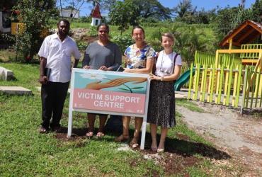 Cristina Comunian (deuxième à partir de la droite) Volontaire des Nations Unies, spécialiste principale de la communication auprès du Bureau du Coordonnateur résident des Nations Unies à Fidji, lors d’une visite au Centre de soutien aux victimes de Vanuatu. Le lancement du nouveau centre a bénéficié du soutien du programme de l’initiative Spotlight de l’UE et des Nations Unies.