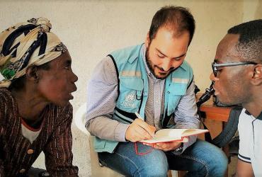 UN Volunteer Tommaso Ripani speasks with internally displaced people during his visit to Mugunga, Democratic Republic of Congo.