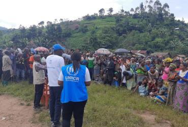 Yvette, Volontaire des Nations Unies en veste bleue du HCR, pendant la vérification des parcelles destinées aux personnes déplacées à Kitshanga