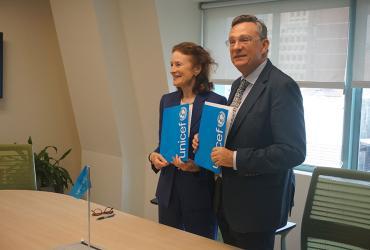 UNICEF Executive Director Ms Henrietta H. Fore and UNV Executive Coordinator Olivier Adam sign the Memorandum of Understanding between the two organizations.. 