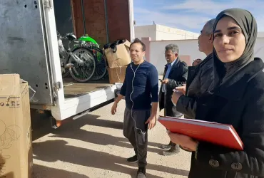 UN Volunteer Dalila Ksir overseeing the delivery of equipment to the youth centre of Remada, Tataouine.