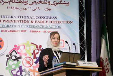 Gemma Lyons, UN Volunteer Technical Officer on the WHO Cancer Control Programme, presents WHO's regional recommendations on early diagnosis of cancer at an international conference in Tehran, Iran. 