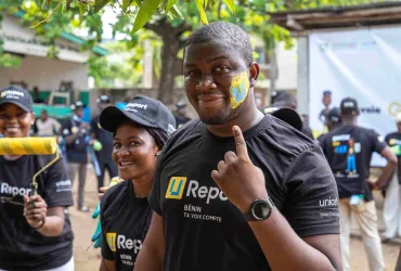 Elvis Adjahoungba, UN Volunteer and Coordinator of the U-Report platform U-Action, during the renovation of a four-classroom module at CEG Océan in Cotonou with the 77 U-Report coordinators in Benin.
