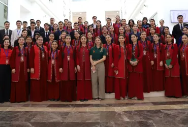 Photographiée lors d’une formation de sensibilisation au changement climatique à Achgabat, Rose Lagrotte (au centre) est Volontaire ONU, Chargée associée du changement climatique au sein du Bureau du Coordonnateur résident des Nations Unies (UNRCO) au Turkménistan. Sa mission est financée par la France.