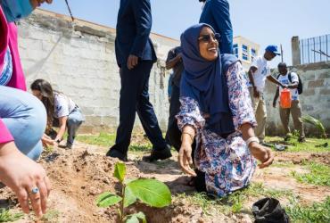 Hana Abdi Salad, national UN Volunteer Specialist Youth and Innovation Associate with UNICEF plants a tree at the Welfare Garden on the occasion of International Volunteer Day on 5 December in Mogadishu, Somalia.