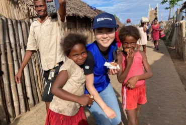 Seshiru Muraki, UN Volunteer Project Support Assistant with IOM in Madagascar, pays a visit to beneficiaries in the Andalamahintsy neighborhood of Mananjary, Vatovavy region.
