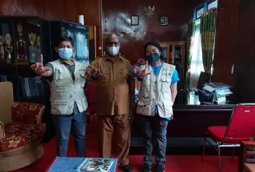 UN Volunteer Clarissa Jazzlyne Gunawan (right) on a programme monitoring visit to a school in Asmat, Papua , where the school principal shared information about the conditions of the school, challenges and opportunities.