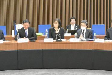 UNV Deputy Executive Coordinator Kyoko Yokosuka (center) speaks in Japan at an event commemorating 30 years since the passing of UN Volunteer Atsuhito Nakata in Cambodia.