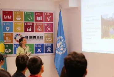 National UN Volunteer Communications Officer Anar Kassymova giving a lecture to students from China and Kazakhstan on the achievements of UNDP over 25 years.