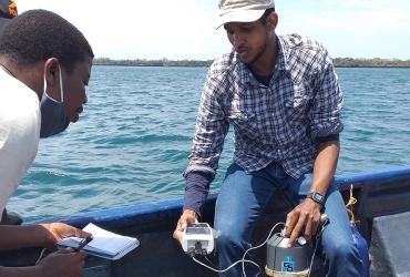  Mohamed Ahmed Hussein, 33, UN Volunteer with UNEP, during data collection and training activity on ocean observation for local communities off Kenya's coast