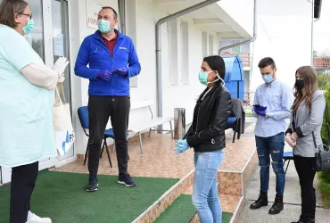 Tatjana Nedeljkovič, UN Community Volunteer (first from right), and her team, visiting frontline health workers.