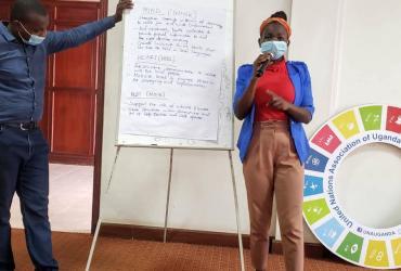 Mercy Melody Kayodi, Joven Voluntaria de las Naciones Unidas nacional, durante un debate sobre el papel de la sociedad civil en el tratamiento de la seguridad alimentaria y sus efectos, en la Asociación de las Naciones Unidas de Uganda.