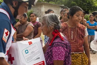 Victims of the earthquake receive aid from volunteers