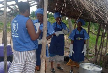 Ana Paula Machinha is a national UN Volunteer Field Monitoring Assistant with WFP in Mozambique. Here, she engages with community members in Chicota, speaking on the necessity of local food with high nutritional value. 
