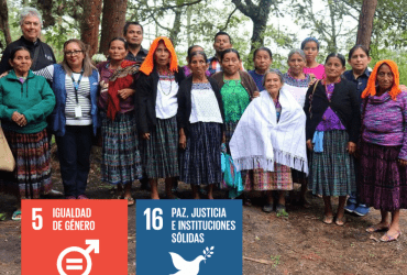 Claudia Sigüenza, UN National Volunteer in UN Women Guatemala, along with members of civil society organizations "Abuelas de Sepur Zarco" who lead the programme for restorative justice.