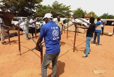 UN Volunteer Shelter Coordinator with IOM Hamma Abdoulaye (centre) conducts shelter construction training in Tahoua, Niger.