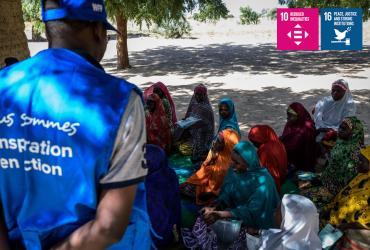 UN Volunteer discussing with vulnerable populations in Maradi. 