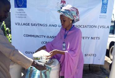 Raihana Bello Furo, Volontaire Communautaire avec le PNUD dans la communauté de Guyaku (Nord-Est du Nigeria) pendant l'activité de responsabilité sociale de l'entreprise conformément à la VSLA.