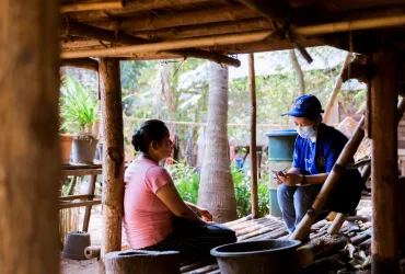 IOM’s data team, which includes Community UN Volunteers, surveys Myanmar nationals in Thailand to better understand their profiles and needs. ©️IOM 2021/Javier Vidal, Ranong Province, Thailand