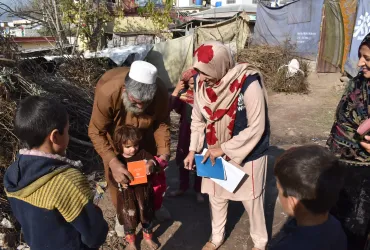 Andleeb Afzal (centre), national UN Volunteer Monitoring and Data Support Assistant with WHO, while gathering data in Muzaffarabad, Azad Jammu & Kashmir District, Pakistan.