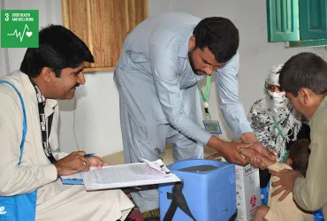 Husnain Haider Baloch, national UN Volunteer, talking to a beneficiary of the measles vaccination campaign in Dera Ghazi Khan, Punjab, Pakistan.