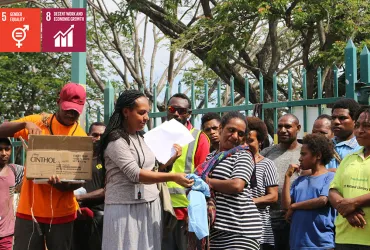 UN Youth Volunteer Adrianna Kunjib serves with UN Women’s Safe City Programme.  Here, she is seen with market women at Port Moresby's Gordon Market.