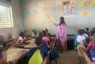 Maissa Abdellaoui, international UN Volunteer with UNICEF Senegal, facilitates a reading corner in an elementary school in the Tambacounda region.