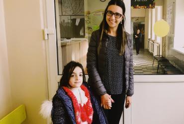 Yulia Gershinkova, UN Volunteer with UNHCR, with Ghazal, Syrian refugee, on her first day of school in Moscow