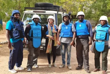 La Volontaire des Nations Unies, Rehana Bashir Butt (troisième à partir de la droite), avec ses collègues du HCR Kenya à Dadaab, aidant à la distribution d’articles non alimentaires aux réfugiés.