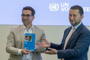 The Mayor of Bonn, Guido Déus, is presented with an honorary access card to the United Nations Campus in Bonn by UNV Executive Coordinator, Toily Kurbanov, in recognition of the City’s close partnership with the UN.