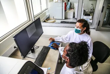 International UN Volunteer Ines Rodrigues (with the green mask) analyzing COVID-19 samples in Sao Tome and Principe national laboratory.