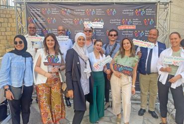La Volontaire ONU Rewa Barghouthy (deuxième à partir de la gauche, au premier rang) lors du lancement du panel consultatif des jeunes à Bethléem, État de Palestine.