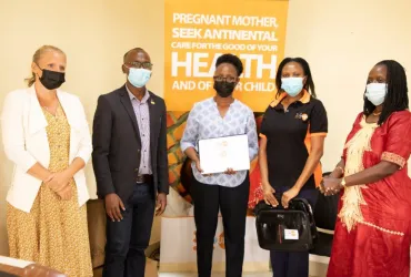 UN Volunteer Frida Temple (left) during the contribution of donations to the University of Rwanda and other midwifery schools.